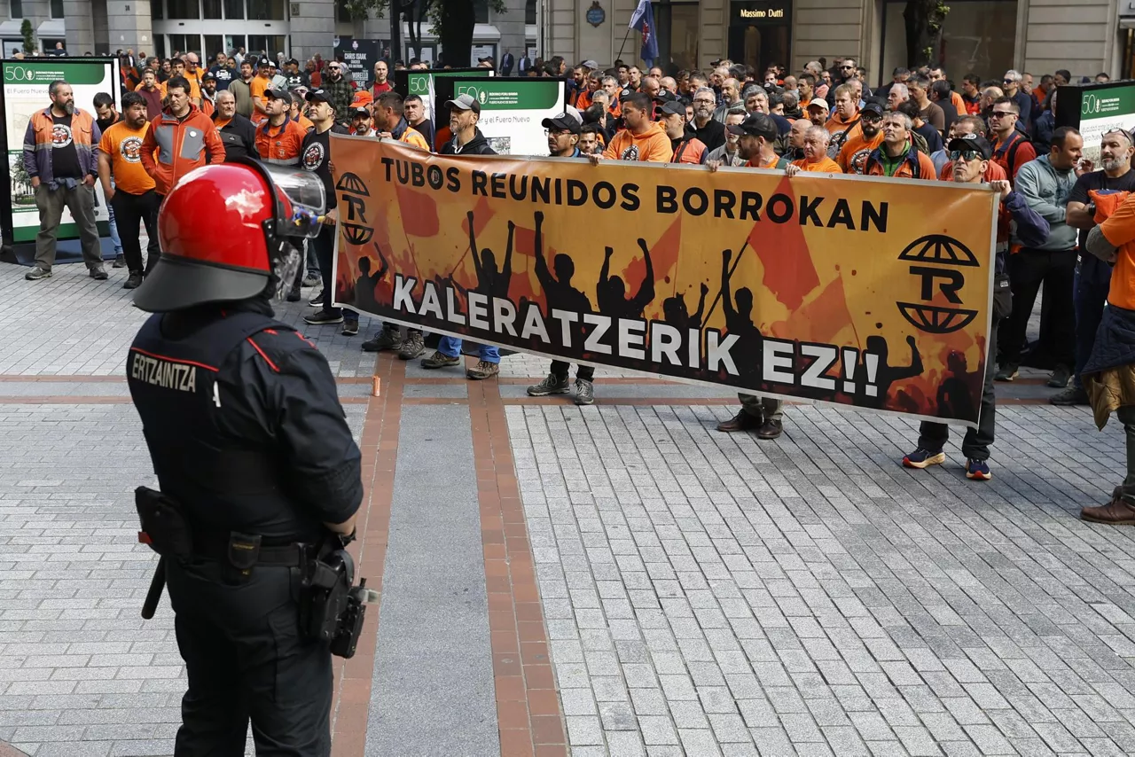 BILBAO, 05/05/2026.- Trabajadores de Tubos Reunidos se han concentrado este martes frente a las oficinas de la empresa en Bilbao y se han manifestado posteriormente por la capital vizcaína. EFE/ Miguel Toña
