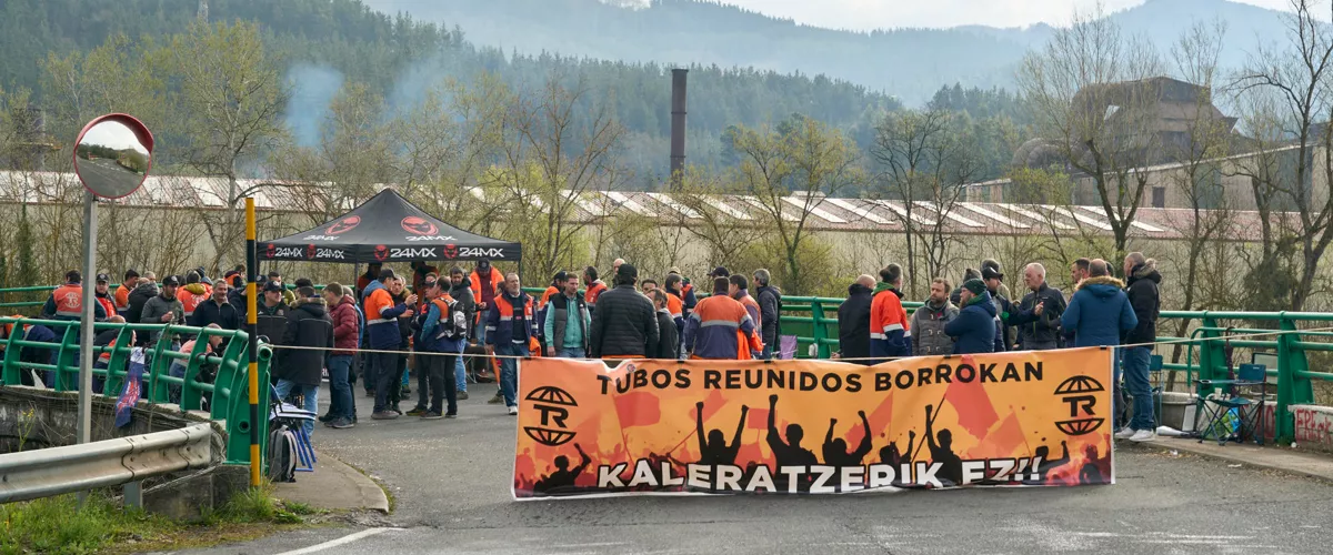 VITORIA, 16/03/2026.- Piquetes de la plantilla de Tubos Reunidos este lunes en el acceso a la planta en Amurrio (Álava), que inicia hoy una huelga indefinida en contra del ERE que prevé el despido de 274 trabajadores de esta planta y el cierre de la acería, en un clima de tensión por las discrepancias surgidas en el cierre del periodo de negociación del expediente. EFE / L. Rico
