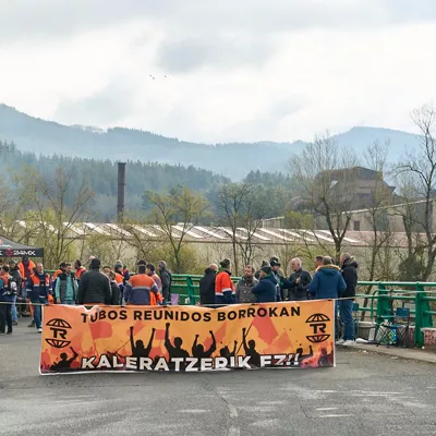 VITORIA, 16/03/2026.- Piquetes de la plantilla de Tubos Reunidos este lunes en el acceso a la planta en Amurrio (Álava), que inicia hoy una huelga indefinida en contra del ERE que prevé el despido de 274 trabajadores de esta planta y el cierre de la acería, en un clima de tensión por las discrepancias surgidas en el cierre del periodo de negociación del expediente. EFE / L. Rico
