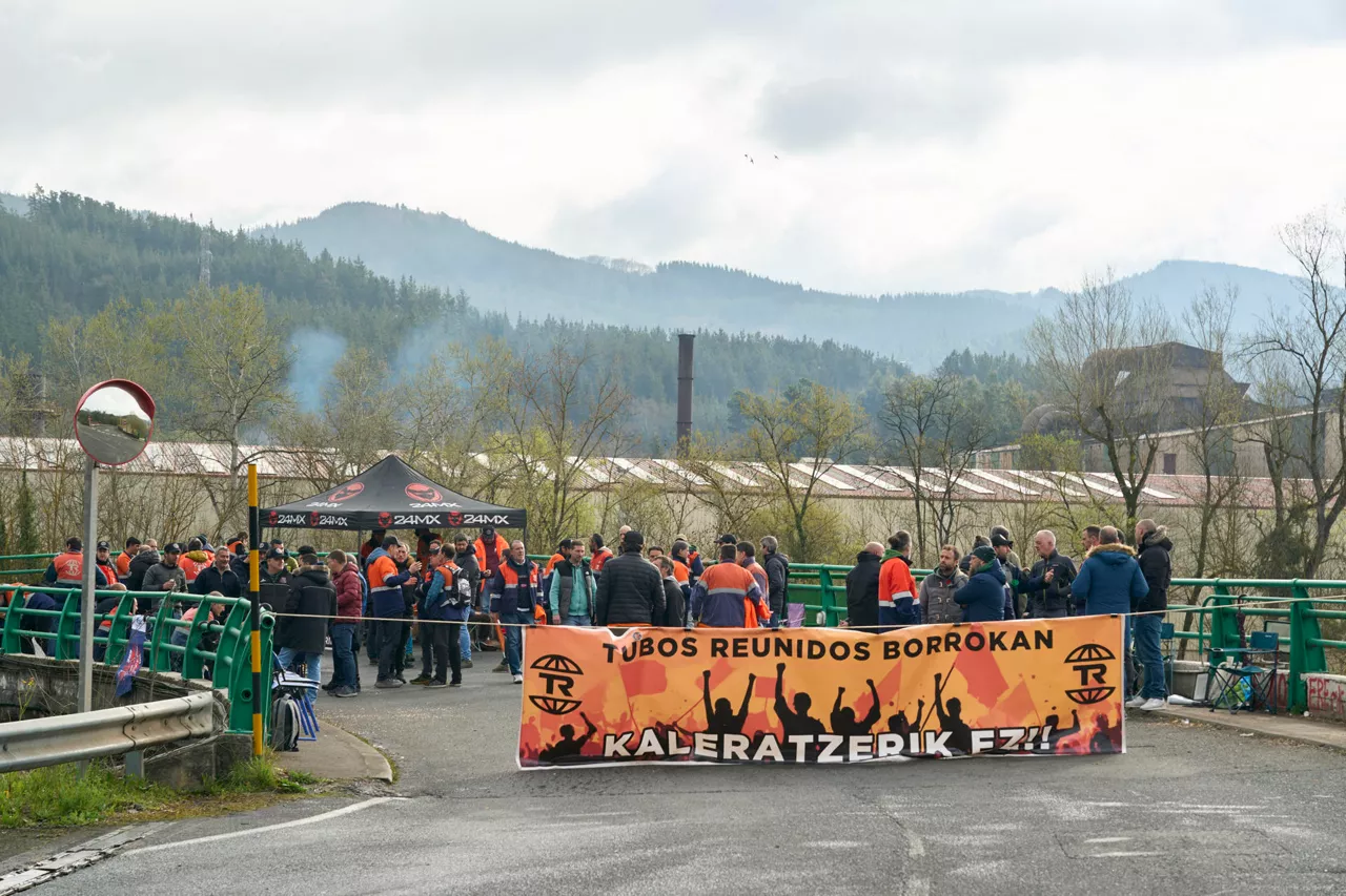 VITORIA, 16/03/2026.- Piquetes de la plantilla de Tubos Reunidos este lunes en el acceso a la planta en Amurrio (Álava), que inicia hoy una huelga indefinida en contra del ERE que prevé el despido de 274 trabajadores de esta planta y el cierre de la acería, en un clima de tensión por las discrepancias surgidas en el cierre del periodo de negociación del expediente. EFE / L. Rico
