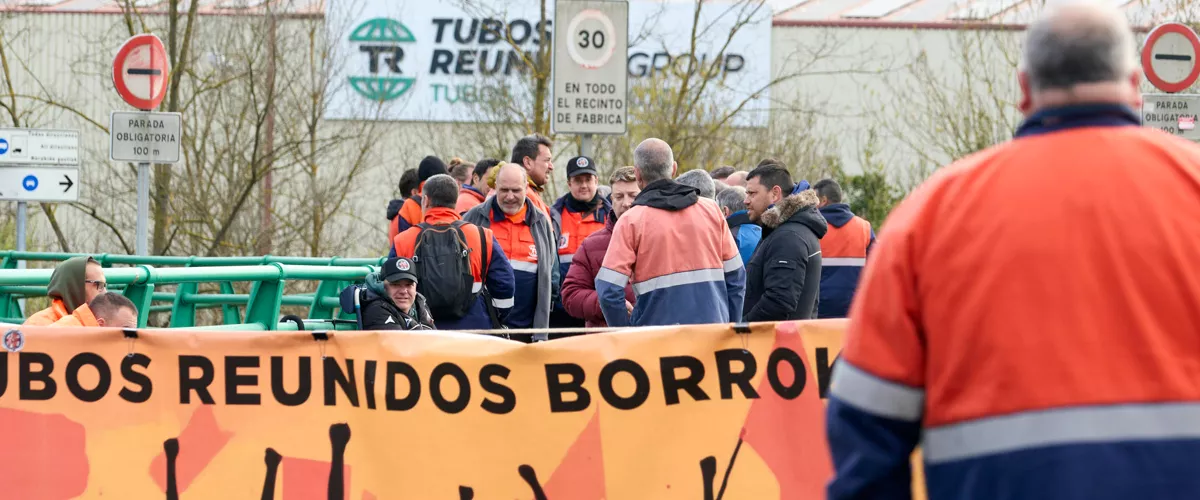 VITORIA, 16/03/2026.- Piquetes de la plantilla de Tubos Reunidos este lunes en el acceso a la planta en Amurrio (Álava), que inicia hoy una huelga indefinida en contra del ERE que prevé el despido de 274 trabajadores de esta planta y el cierre de la acería, en un clima de tensión por las discrepancias surgidas en el cierre del periodo de negociación del expediente. EFE / L. Rico
