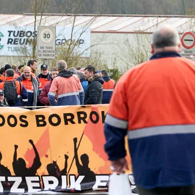 VITORIA, 16/03/2026.- Piquetes de la plantilla de Tubos Reunidos este lunes en el acceso a la planta en Amurrio (Álava), que inicia hoy una huelga indefinida en contra del ERE que prevé el despido de 274 trabajadores de esta planta y el cierre de la acería, en un clima de tensión por las discrepancias surgidas en el cierre del periodo de negociación del expediente. EFE / L. Rico
