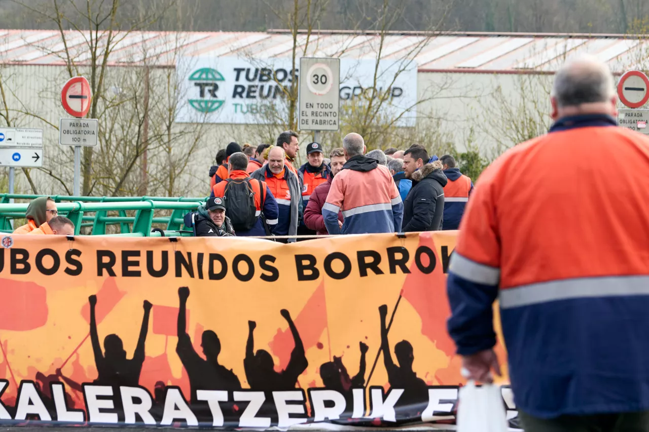 VITORIA, 16/03/2026.- Piquetes de la plantilla de Tubos Reunidos este lunes en el acceso a la planta en Amurrio (Álava), que inicia hoy una huelga indefinida en contra del ERE que prevé el despido de 274 trabajadores de esta planta y el cierre de la acería, en un clima de tensión por las discrepancias surgidas en el cierre del periodo de negociación del expediente. EFE / L. Rico
