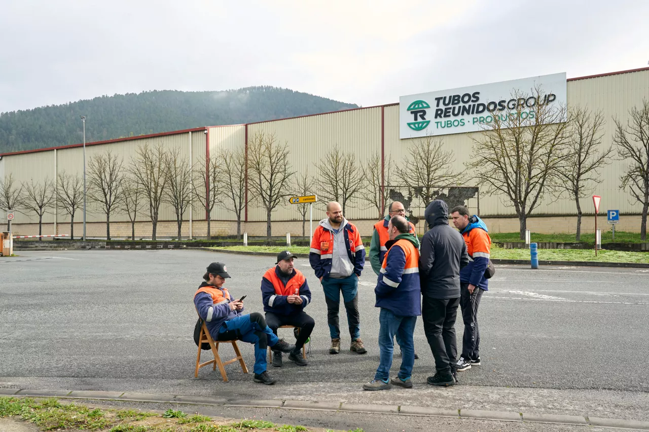 VITORIA, 16/03/2026.- Piquetes de la plantilla de Tubos Reunidos este lunes en el acceso a la planta en Amurrio (Álava), que inicia hoy una huelga indefinida en contra del ERE que prevé el despido de 274 trabajadores de esta planta y el cierre de la acería, en un clima de tensión por las discrepancias surgidas en el cierre del periodo de negociación del expediente. EFE / L. Rico
