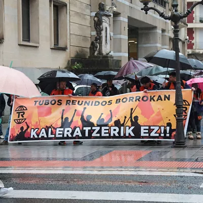 GRAFCAV688. BILBAO, 06/03/2026.-Imagen de los trabajadores de Tubos Reunidos han vuelto este viernes a manifestarse en Bilbao en contra del ERE que plantea 301 despidos en las plantas de Amurrio (Álava) y Trapagaran (Bizkaia), en esta ocasión ante la sede del PNV, al que han pedido que exija a la empresa que retire el expediente. EFE/Luis Tejido
