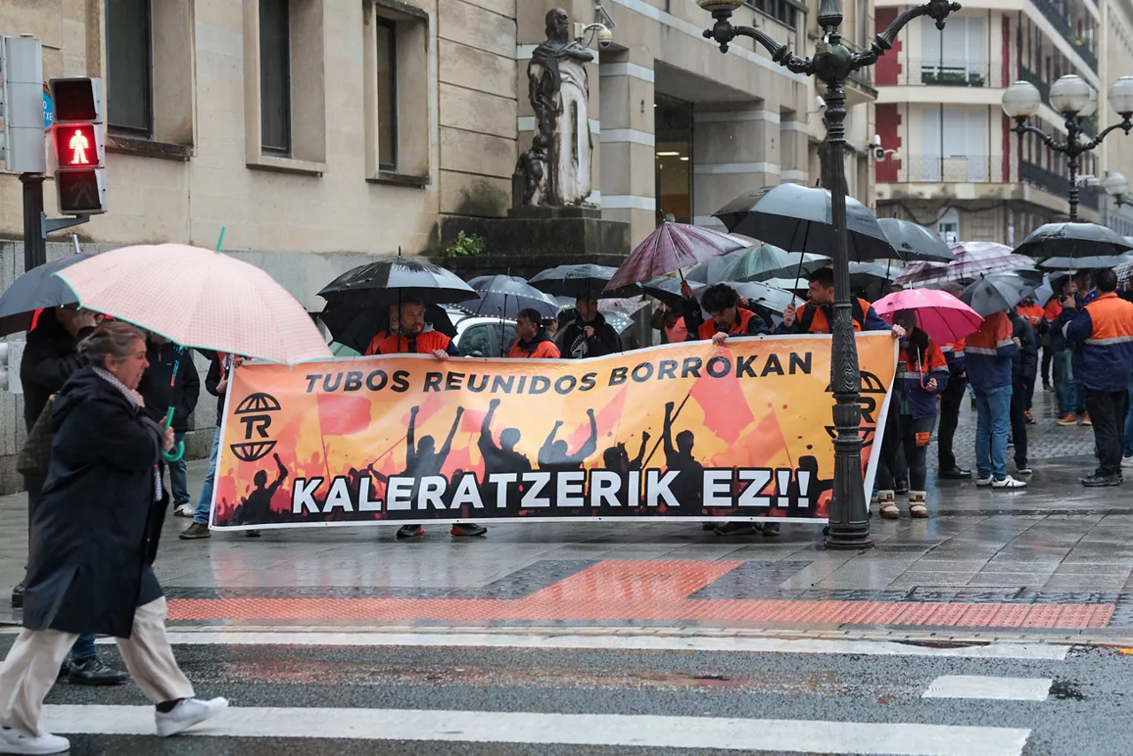 GRAFCAV688. BILBAO, 06/03/2026.-Imagen de los trabajadores de Tubos Reunidos han vuelto este viernes a manifestarse en Bilbao en contra del ERE que plantea 301 despidos en las plantas de Amurrio (Álava) y Trapagaran (Bizkaia), en esta ocasión ante la sede del PNV, al que han pedido que exija a la empresa que retire el expediente. EFE/Luis Tejido
