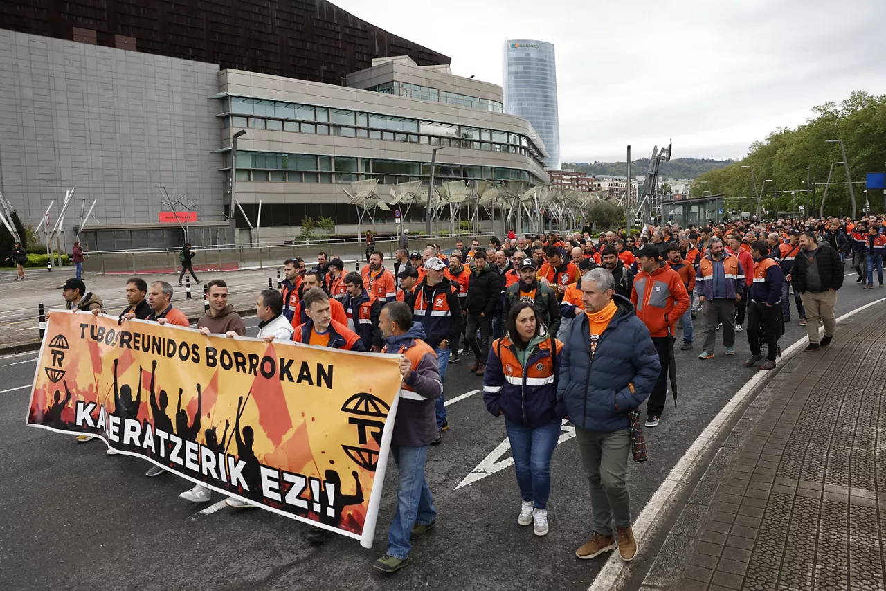 BILBAO, 14/04/2026.- Numerosos trabajadores de Tubos Reunidos se han manifestado este martes en Bilbao contra el Expediente de Regulación de Empleo (ERE) que afecta a 285 trabajadores de sus plantas en Amurrio (Álava) y Trapagaran (Bizkaia). EFE/ Miguel Toña
