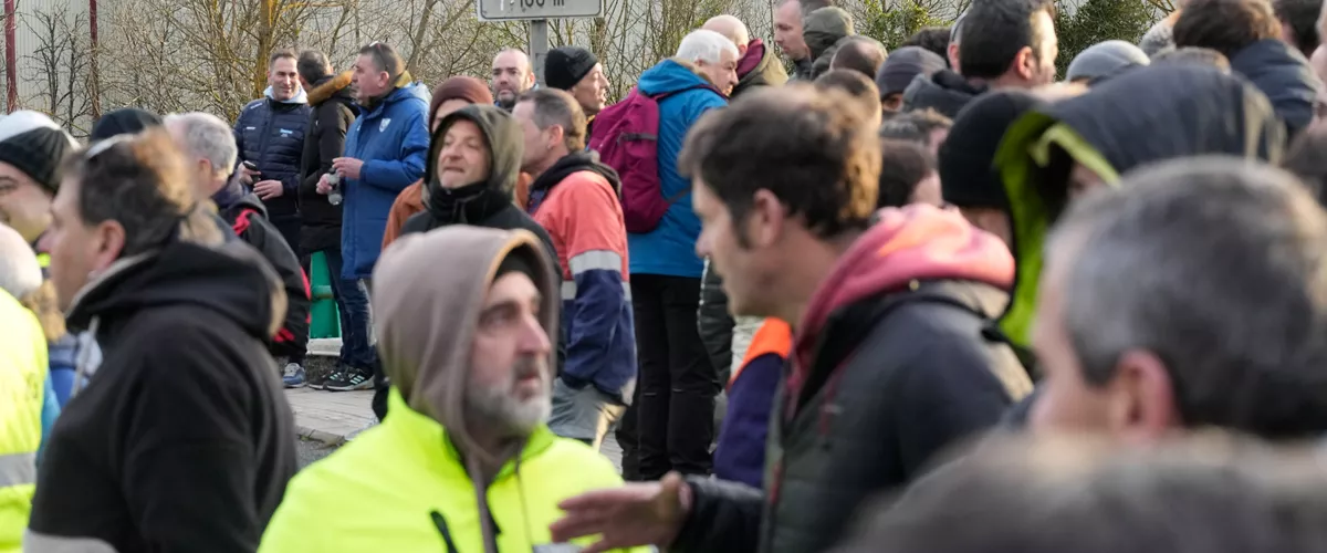 MURRIO (ÁLAVA), 09/02/2026.- Piquetes de trabajadores concentrados en el acceso a la fábrica de Tubos Reunidos en la localidad alavesa de Murrio, este lunes, tras el inicio anoche de una huelga convocada a la espera de conocer el número de afectados por el ERE. EFE/ Adrián Ruiz Hierro
