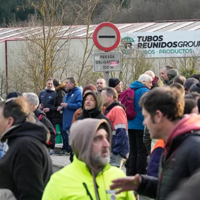 MURRIO (ÁLAVA), 09/02/2026.- Piquetes de trabajadores concentrados en el acceso a la fábrica de Tubos Reunidos en la localidad alavesa de Murrio, este lunes, tras el inicio anoche de una huelga convocada a la espera de conocer el número de afectados por el ERE. EFE/ Adrián Ruiz Hierro

