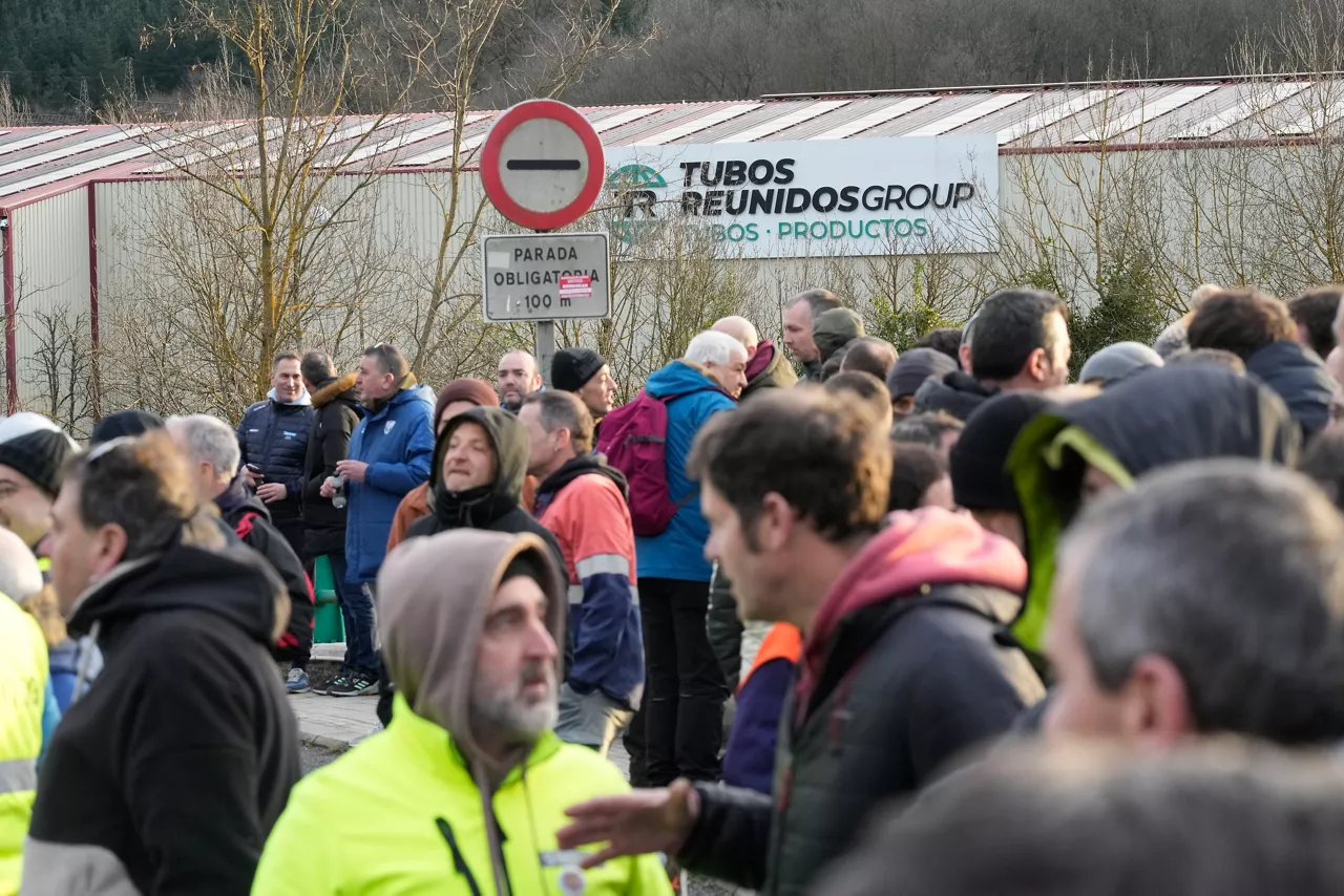 MURRIO (ÁLAVA), 09/02/2026.- Piquetes de trabajadores concentrados en el acceso a la fábrica de Tubos Reunidos en la localidad alavesa de Murrio, este lunes, tras el inicio anoche de una huelga convocada a la espera de conocer el número de afectados por el ERE. EFE/ Adrián Ruiz Hierro

