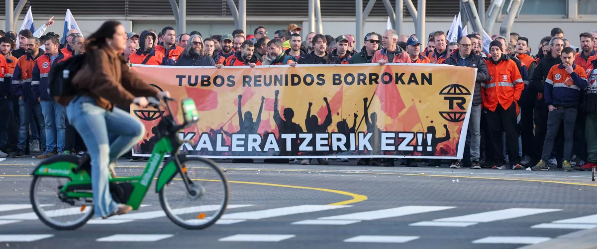 BILBAO, 26/02/2026.-Trabajadores convocados por el comité de empresa de Tubos Reunidos en Amurrio (Álava) este jueves durante la concentración en Bilbao con motivo del traslado a la capital vizcaína de las negociaciones del ERE de extinción de contratos presentado por la dirección.EFE/Luis Tejido

