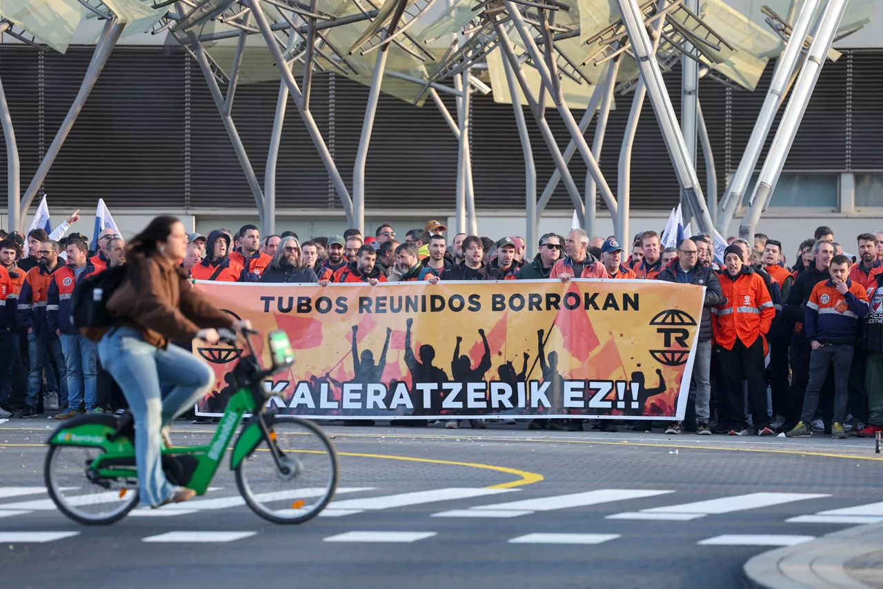 BILBAO, 26/02/2026.-Trabajadores convocados por el comité de empresa de Tubos Reunidos en Amurrio (Álava) este jueves durante la concentración en Bilbao con motivo del traslado a la capital vizcaína de las negociaciones del ERE de extinción de contratos presentado por la dirección.EFE/Luis Tejido
