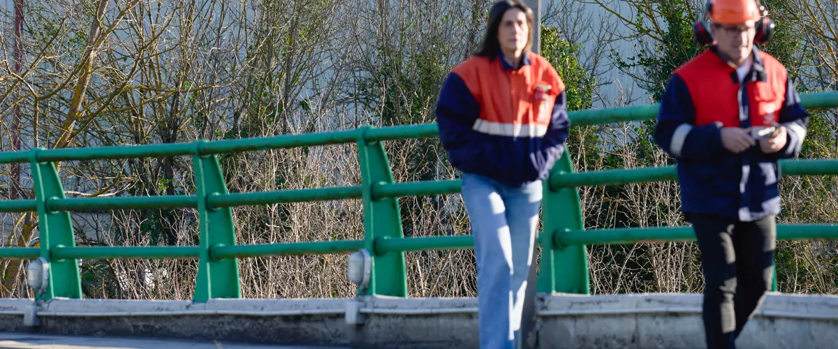 GRAFCAV9548. AMURRIO (ALAVA), 06/02/2026.- Dos trabajadores salen de la empresa, donde el comité de empresa de Tubos Reunidos de Amurrio ha pedido la retirada del Expediente de Regulación de Empleo (ERE) anunciado por la empresa y no descarta más huelgas -están convocadas el lunes y viernes de la próxima semana-. EFE/Adrián Ruiz-Hierro
