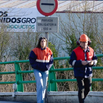 GRAFCAV9548. AMURRIO (ALAVA), 06/02/2026.- Dos trabajadores salen de la empresa, donde el comité de empresa de Tubos Reunidos de Amurrio ha pedido la retirada del Expediente de Regulación de Empleo (ERE) anunciado por la empresa y no descarta más huelgas -están convocadas el lunes y viernes de la próxima semana-. EFE/Adrián Ruiz-Hierro
