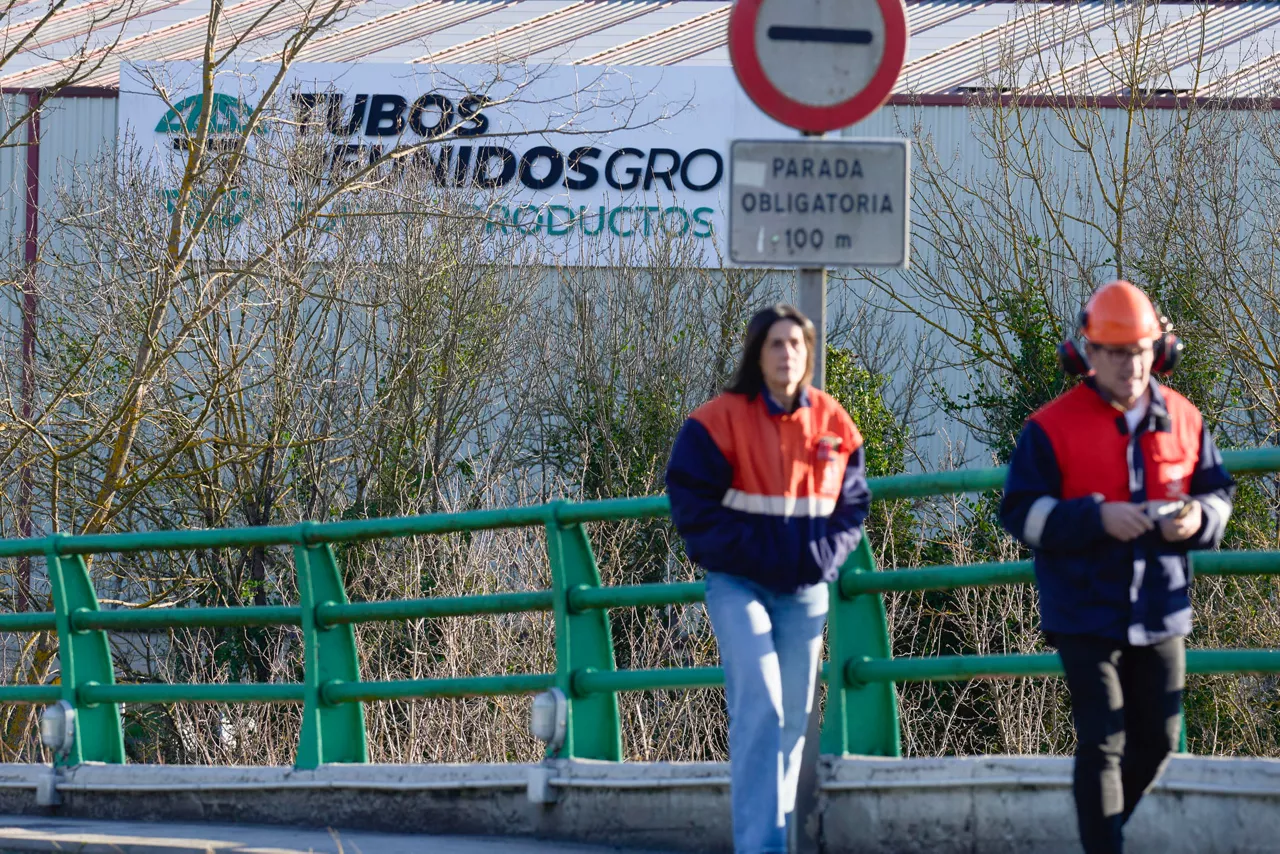 GRAFCAV9548. AMURRIO (ALAVA), 06/02/2026.- Dos trabajadores salen de la empresa, donde el comité de empresa de Tubos Reunidos de Amurrio ha pedido la retirada del Expediente de Regulación de Empleo (ERE) anunciado por la empresa y no descarta más huelgas -están convocadas el lunes y viernes de la próxima semana-. EFE/Adrián Ruiz-Hierro
