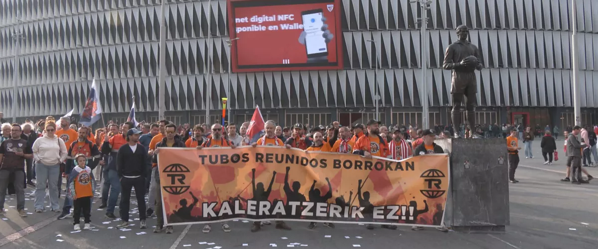 Trabajadores de Tubos Reunidos se concentran en la explanada de San Mamés de Bilbao