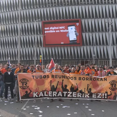 Trabajadores de Tubos Reunidos se concentran en la explanada de San Mamés de Bilbao