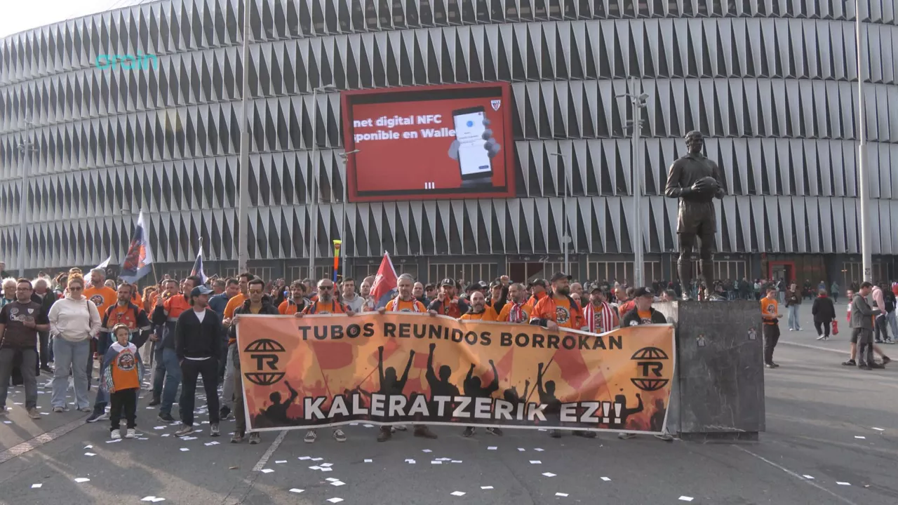 Trabajadores de Tubos Reunidos se concentran en la explanada de San Mamés de Bilbao