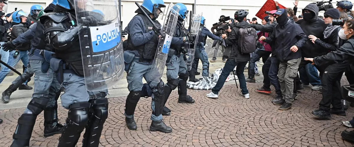 TURIN (Italy), 24/10/2026.- Police clash with protesters during a demonstration against rearmament, high fuel prices and data centers in Turin, Italy, 24 October 2026. (Protestas, Italia) EFE/EPA/ALESSANDRO DI MARCO
