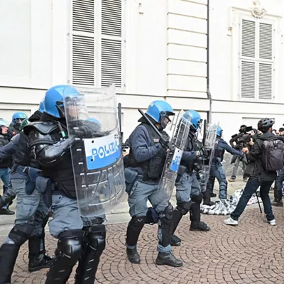 TURIN (Italy), 24/10/2026.- Police clash with protesters during a demonstration against rearmament, high fuel prices and data centers in Turin, Italy, 24 October 2026. (Protestas, Italia) EFE/EPA/ALESSANDRO DI MARCO
