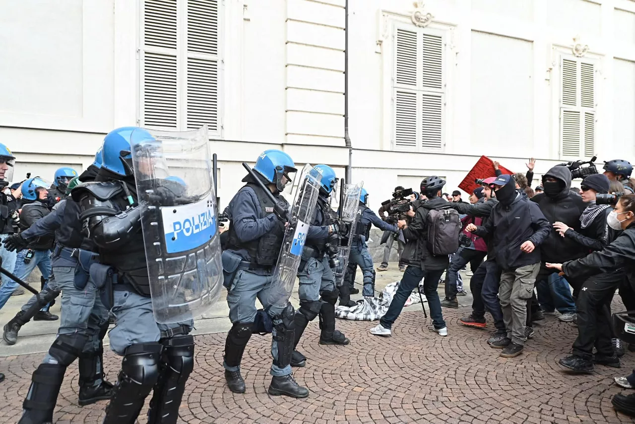 TURIN (Italy), 24/10/2026.- Police clash with protesters during a demonstration against rearmament, high fuel prices and data centers in Turin, Italy, 24 October 2026. (Protestas, Italia) EFE/EPA/ALESSANDRO DI MARCO
