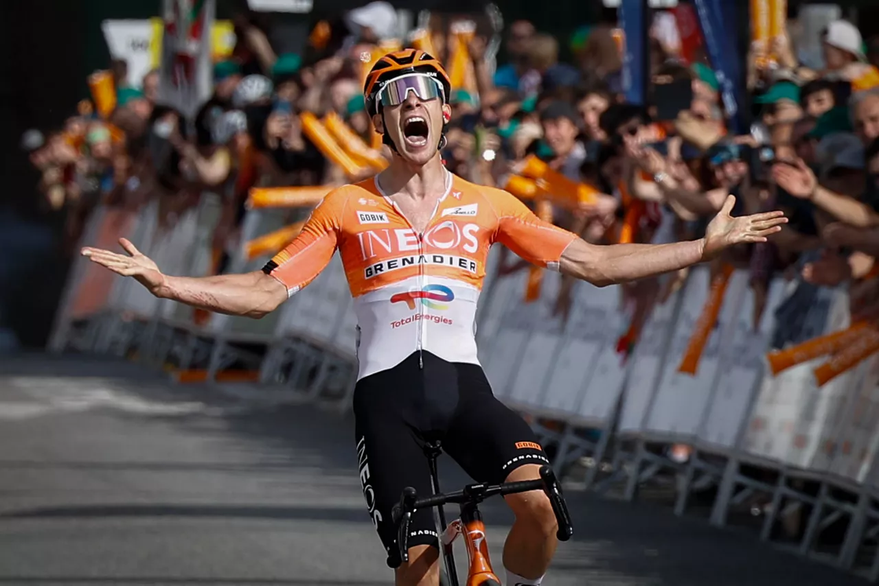 GRAFCAV1835. BILBAO, 08/04/2026.- El ciclista del INEOS Grenadiers Axel Laurance se ha proclamado vencedor de la tercera etapa de la Vuelta Ciclista al País Vasco-Itzulia que se ha disputado este miércoles con salida y meta en Basauri y un recorrido de 152,8 kilómetros. EFE/ Miguel Toña
