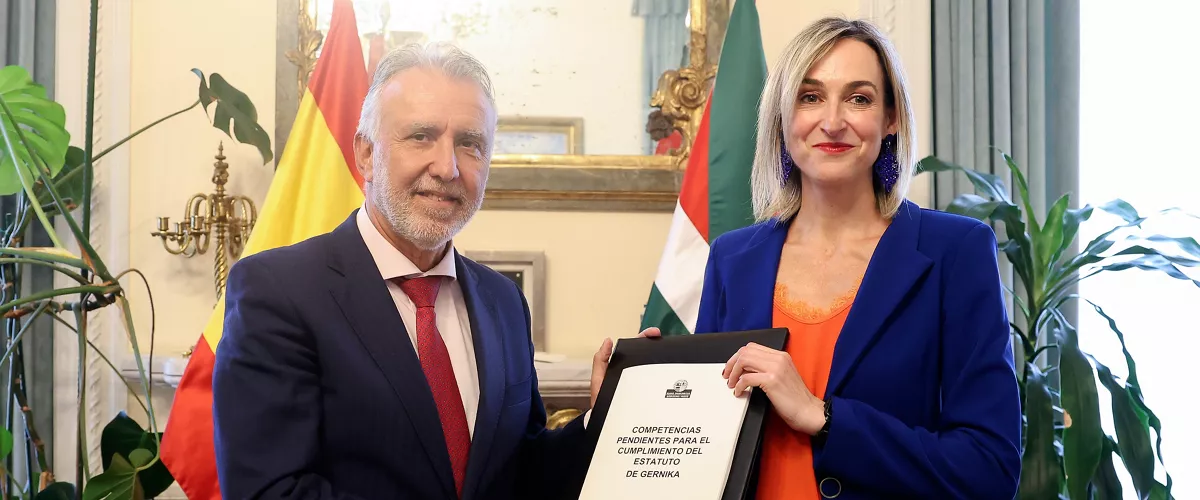MADRID, 08/10/2025.- La consejera de Gobernanza, Administración Digital y Autogobierno, Maria Ubarretxena, se ha reunido en Madrid con el ministro de Política Territorial y Memoria Democrática, Ángel Víctor Torres, para hacerle entrega de la documentación elaborada por el Gobierno Vasco para cerrar las transferencias pendientes en el plazo comprometido. EFE/ Gobierno Vasco SOLO USO EDITORIAL/SOLO DISPONIBLE PARA ILUSTRAR LA NOTICIA QUE ACOMPAÑA (CRÉDITO OBLIGATORIO)
