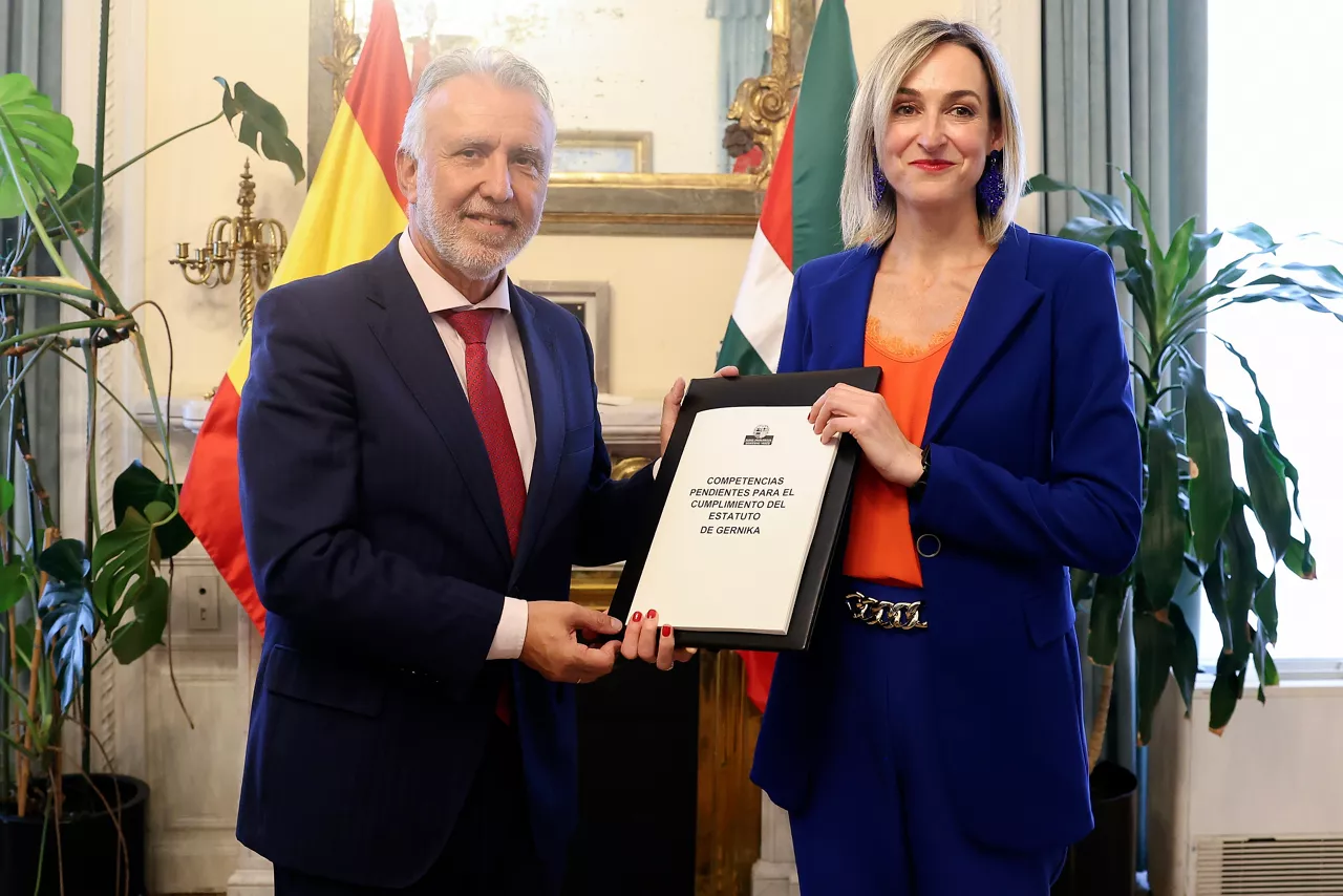 MADRID, 08/10/2025.- La consejera de Gobernanza, Administración Digital y Autogobierno, Maria Ubarretxena, se ha reunido en Madrid con el ministro de Política Territorial y Memoria Democrática, Ángel Víctor Torres, para hacerle entrega de la documentación elaborada por el Gobierno Vasco para cerrar las transferencias pendientes en el plazo comprometido. EFE/ Gobierno Vasco SOLO USO EDITORIAL/SOLO DISPONIBLE PARA ILUSTRAR LA NOTICIA QUE ACOMPAÑA (CRÉDITO OBLIGATORIO)
