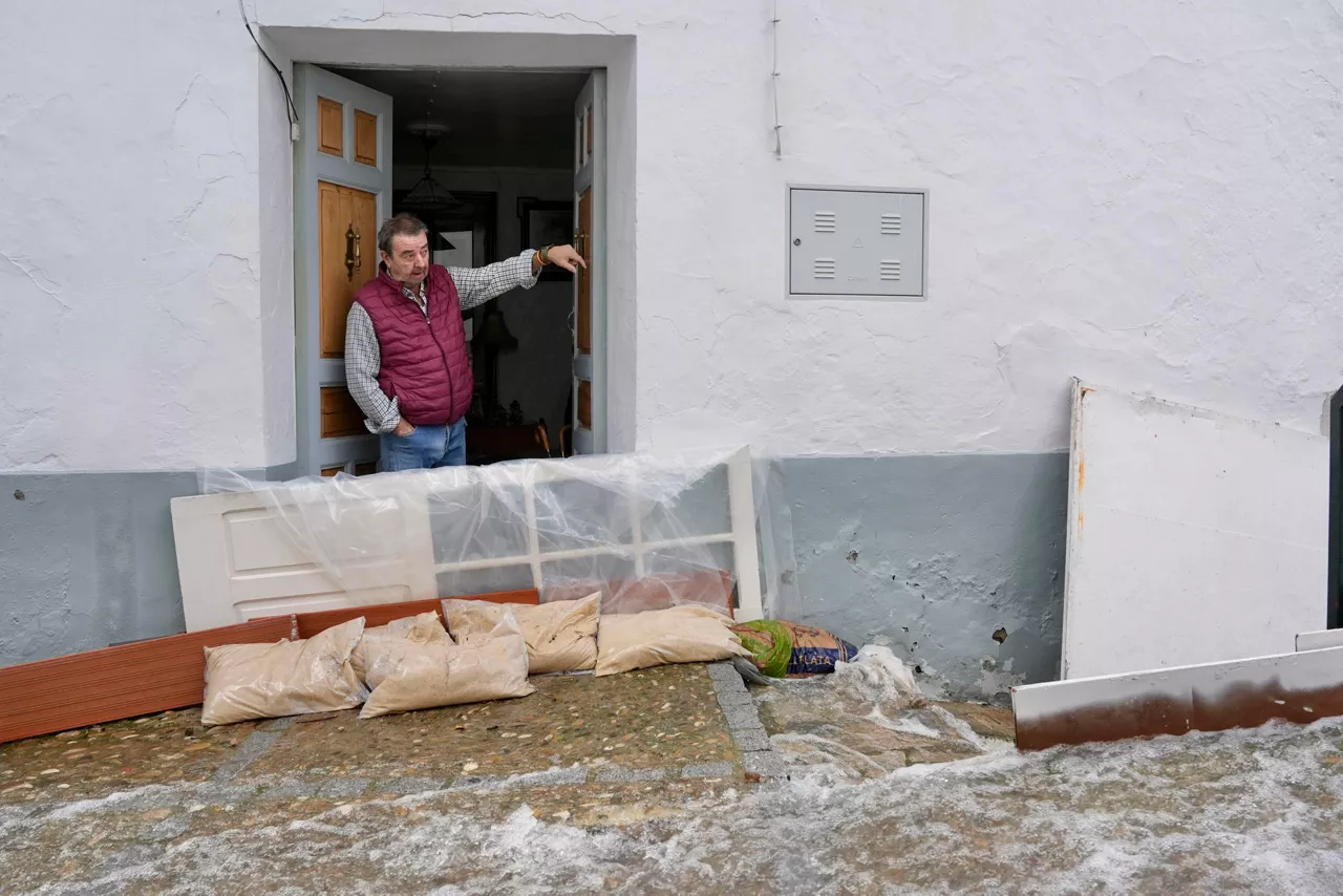UBRIQUE (CÁDIZ), 08/02/2026.- Las calles del casco antiguo de la localidad gaditana de Ubrique siguen anegadas este domingo tras el paso de las borrascas. EFE/ Román Ríos
