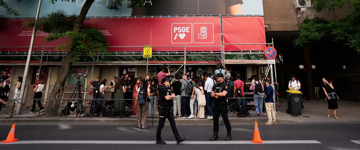 MADRID, 27/05/2026.- Agentes de la Unidad Central Operativa (UCO) de la Guardia Civil se encuentran desde primera hora de este miércoles en la sede central del PSOE en la calle Ferraz de Madrid para requerir información en relación al caso Leire que instruye el juez de la Audiencia Nacional Santiago Pedraz, han informado a EFE fuentes próximas a la investigación. EFE/ Borja Sanchez-Trillo
