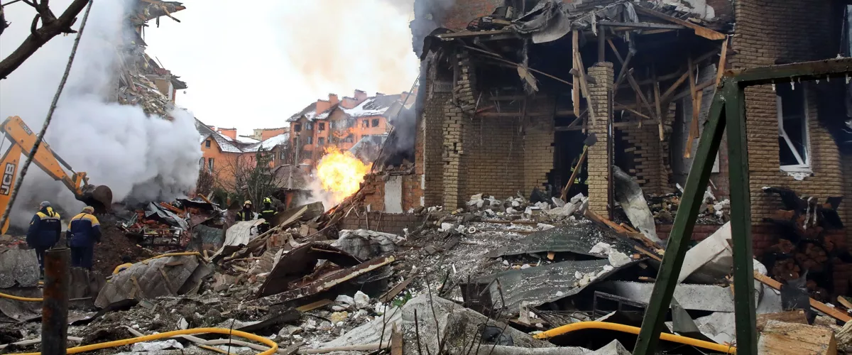 February 22, 2026, Kyiv Region, Ukraine: Firefighters and gas company employees work in a residential area damaged by a Russian attack, Sofiivska Borshchahivka village, Kyiv region, Ukraine, February 22, 2026. In the early hours of February 22, Russian forces launched a massive strike on Ukraine using drones and missiles, with Kyiv and the Kyiv region among the targets. Emergency workers rescued a man while responding to the aftermath of the strike in Sofiivska Borshchahivka.,Image: 1077349063, License: Rights-managed, Restrictions: * Belarus And Russia Rights OUT *, Model Release: no, Credit line: Tarasov / Zuma Press / ContactoPhoto
Editorial licence valid only for Spain and 3 MONTHS from the date of the image, then delete it from your archive. For non-editorial and non-licensed use, please contact EUROPA PRESS.



22/2/2026 ONLY FOR USE IN SPAIN