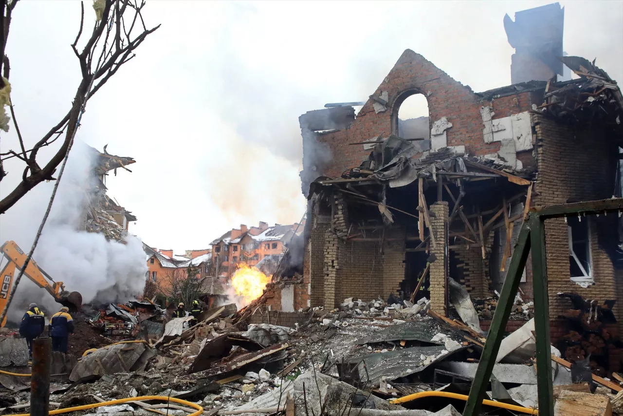 February 22, 2026, Kyiv Region, Ukraine: Firefighters and gas company employees work in a residential area damaged by a Russian attack, Sofiivska Borshchahivka village, Kyiv region, Ukraine, February 22, 2026. In the early hours of February 22, Russian forces launched a massive strike on Ukraine using drones and missiles, with Kyiv and the Kyiv region among the targets. Emergency workers rescued a man while responding to the aftermath of the strike in Sofiivska Borshchahivka.,Image: 1077349063, License: Rights-managed, Restrictions: * Belarus And Russia Rights OUT *, Model Release: no, Credit line: Tarasov / Zuma Press / ContactoPhoto
Editorial licence valid only for Spain and 3 MONTHS from the date of the image, then delete it from your archive. For non-editorial and non-licensed use, please contact EUROPA PRESS.



22/2/2026 ONLY FOR USE IN SPAIN
