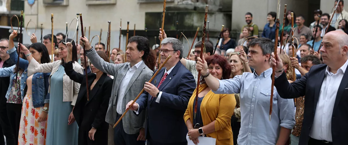 BILBAO, 24/07/2025.- El alcalde de Bilbao, Juan Mari Aburto (c) junto a alcaldes y alcaldesas, representantes municipales y personalidades del ámbito del euskera de Álava, Bizkaia y Gipuzkoa, ante el TSJPV en la capital vizcaína, donde denuncian la sentencia del Tribunal Supremo sobre el uso del euskera en las instituciones locales.EFE/Luis Tejido
