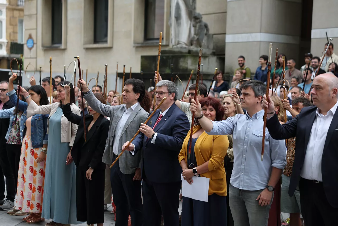 BILBAO, 24/07/2025.- El alcalde de Bilbao, Juan Mari Aburto (c) junto a alcaldes y alcaldesas, representantes municipales y personalidades del ámbito del euskera de Álava, Bizkaia y Gipuzkoa, ante el TSJPV en la capital vizcaína, donde denuncian la sentencia del Tribunal Supremo sobre el uso del euskera en las instituciones locales.EFE/Luis Tejido
