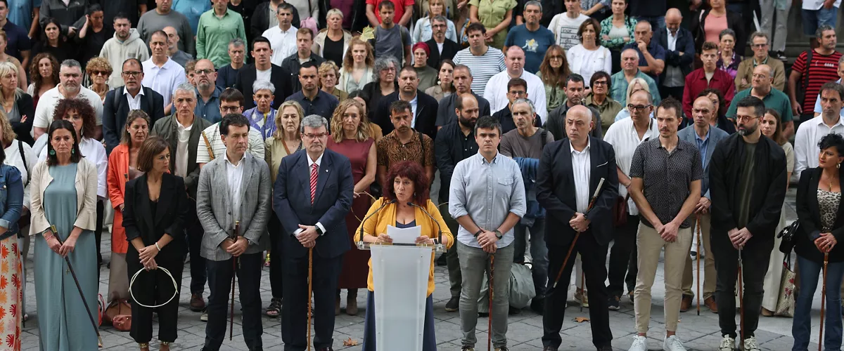 BILBAO, 24/07/2025.- Alcaldes y alcaldesas, representantes municipales y personalidades del ámbito del euskera de Álava, Bizkaia y Gipuzkoa, ante el TSJPV en la capital vizcaína, donde denuncian la sentencia del Tribunal Supremo sobre el uso del euskera en las instituciones locales.EFE/Luis Tejido
