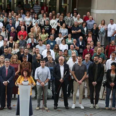 BILBAO, 24/07/2025.- Alcaldes y alcaldesas, representantes municipales y personalidades del ámbito del euskera de Álava, Bizkaia y Gipuzkoa, ante el TSJPV en la capital vizcaína, donde denuncian la sentencia del Tribunal Supremo sobre el uso del euskera en las instituciones locales.EFE/Luis Tejido
