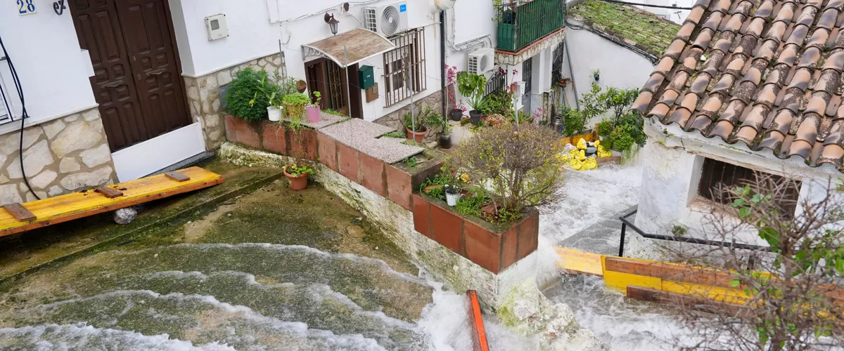 UBRIQUE (CÁDIZ), 08/02/2026.- Las calles del casco antiguo de la localidad gaditana de Ubrique siguen anegadas este domingo tras el paso de las borrascas. EFE/ Román Ríos
