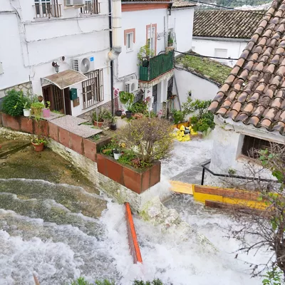 UBRIQUE (CÁDIZ), 08/02/2026.- Las calles del casco antiguo de la localidad gaditana de Ubrique siguen anegadas este domingo tras el paso de las borrascas. EFE/ Román Ríos
