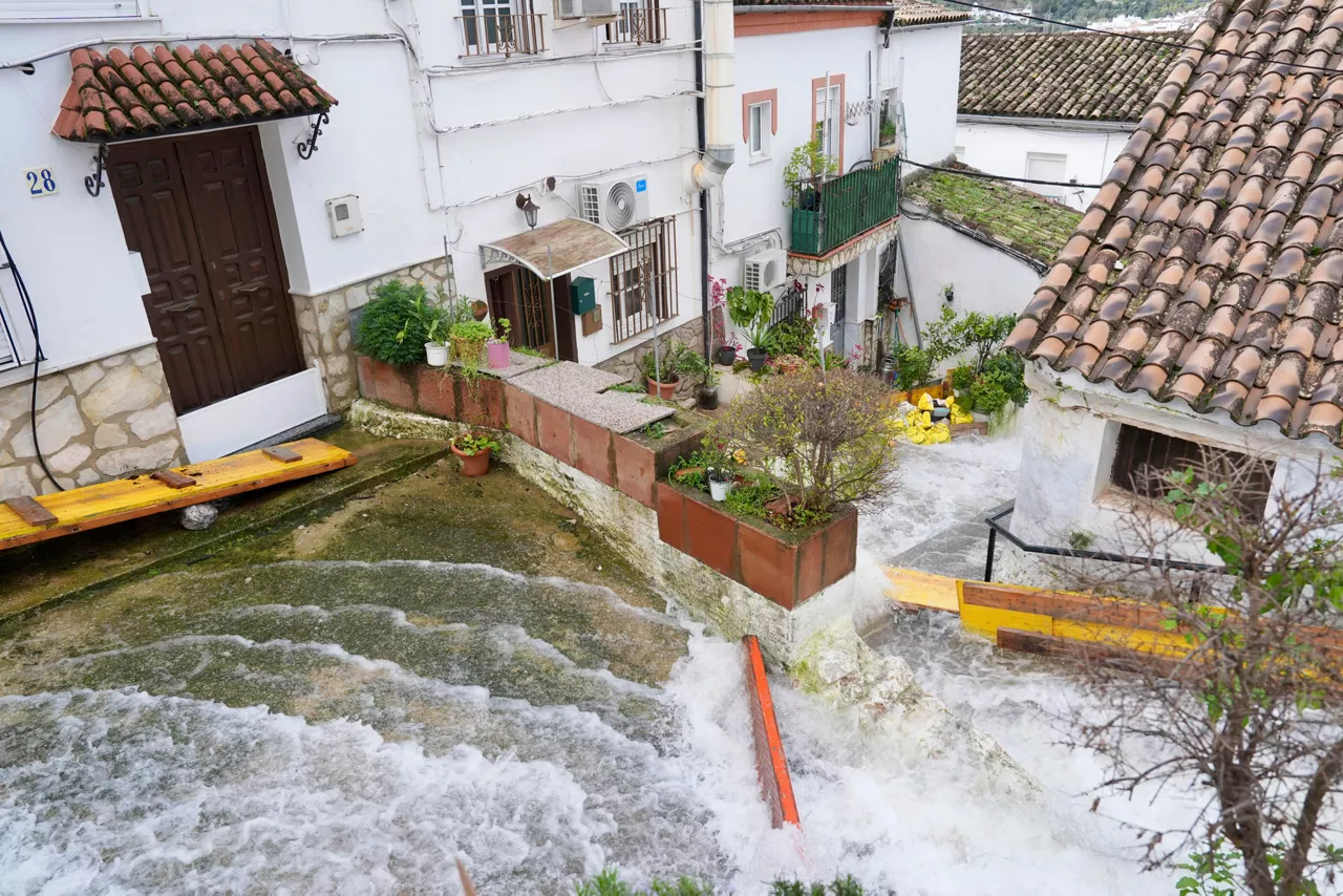 UBRIQUE (CÁDIZ), 08/02/2026.- Las calles del casco antiguo de la localidad gaditana de Ubrique siguen anegadas este domingo tras el paso de las borrascas. EFE/ Román Ríos
