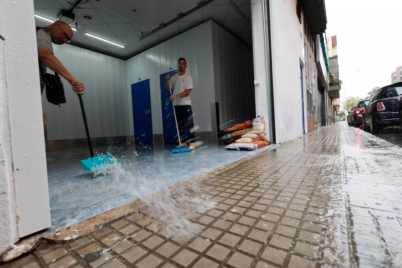 GANDIA (VALENCIA), 18/10/2026.- Vecinos retiran agua de unos trasteros tras las fuertes lluvias este domingo en Gandía. El Ayuntamiento de Gandia (Valencia) ha suspendido las clases para este lunes debido a las intensas lluvias que se están registrando en la zona en las últimas horas y ante la previsión, de nivel rojo, vigente hasta las 10 horas en todo el litoral sur de la provincia. EFE/ Manuel Bruque
