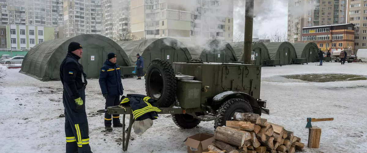 FOTODELDÍA - Kiev (Ucrania), 25/01/2026.- Rescatistas ucranianos despliegan tiendas de campaña en un punto de calefacción en Kiev, Ucrania, el 25 de enero de 2026, en medio de la invasión rusa. La capital continúa enfrentando una grave crisis de servicios públicos, con al menos 600 edificios residenciales sin calefacción, agua ni electricidad tras los ataques rusos selectivos contra infraestructuras de la ciudad. El alcalde Vitali Klitschko autorizó el despliegue de puntos de calefacción adicionales disponibles las 24 horas en toda la ciudad para brindar ayuda de emergencia ante las gélidas temperaturas. EFE/MAXYM MARUSENKO
