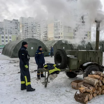 FOTODELDÍA - Kiev (Ucrania), 25/01/2026.- Rescatistas ucranianos despliegan tiendas de campaña en un punto de calefacción en Kiev, Ucrania, el 25 de enero de 2026, en medio de la invasión rusa. La capital continúa enfrentando una grave crisis de servicios públicos, con al menos 600 edificios residenciales sin calefacción, agua ni electricidad tras los ataques rusos selectivos contra infraestructuras de la ciudad. El alcalde Vitali Klitschko autorizó el despliegue de puntos de calefacción adicionales disponibles las 24 horas en toda la ciudad para brindar ayuda de emergencia ante las gélidas temperaturas. EFE/MAXYM MARUSENKO
