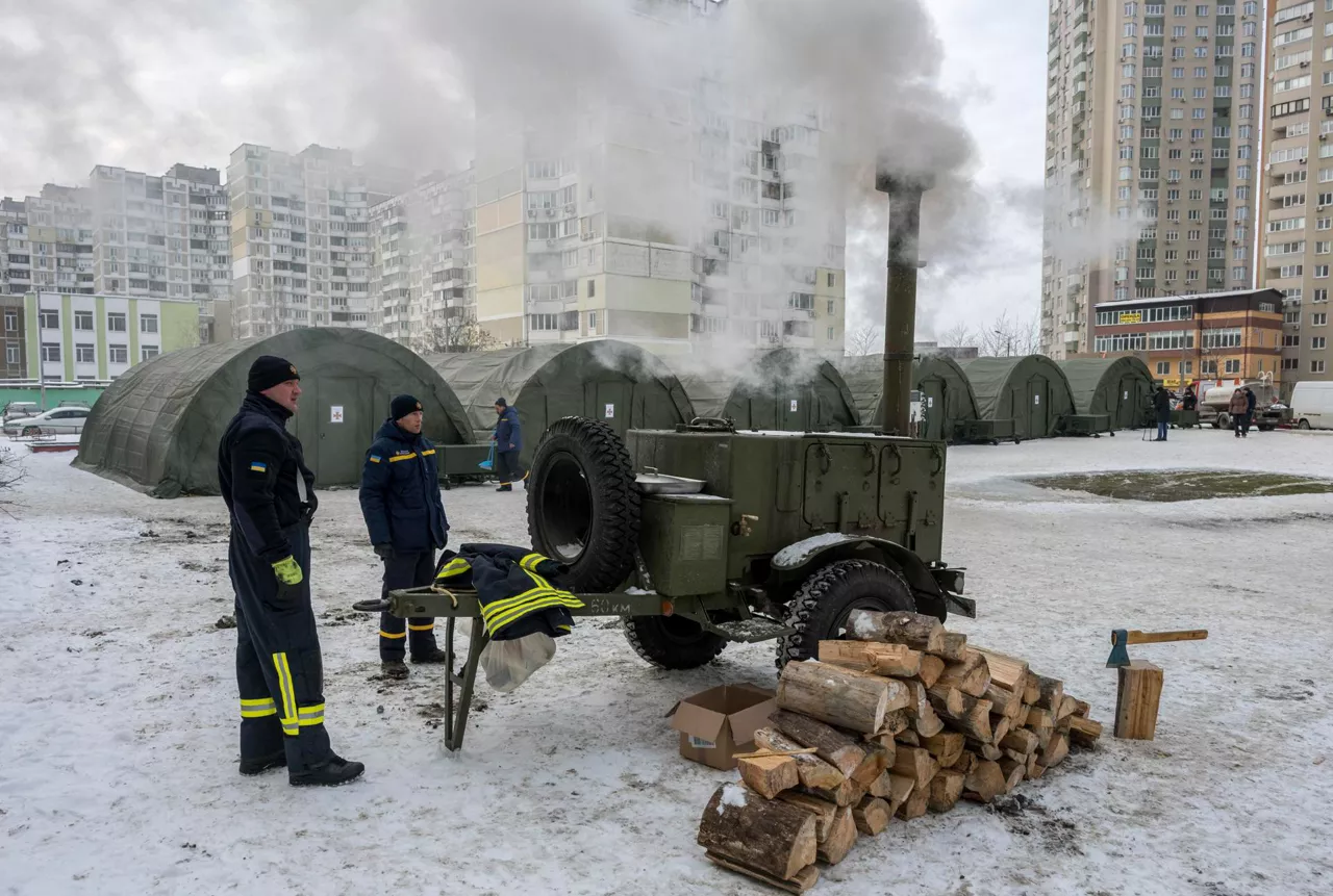 FOTODELDÍA - Kiev (Ucrania), 25/01/2026.- Rescatistas ucranianos despliegan tiendas de campaña en un punto de calefacción en Kiev, Ucrania, el 25 de enero de 2026, en medio de la invasión rusa. La capital continúa enfrentando una grave crisis de servicios públicos, con al menos 600 edificios residenciales sin calefacción, agua ni electricidad tras los ataques rusos selectivos contra infraestructuras de la ciudad. El alcalde Vitali Klitschko autorizó el despliegue de puntos de calefacción adicionales disponibles las 24 horas en toda la ciudad para brindar ayuda de emergencia ante las gélidas temperaturas. EFE/MAXYM MARUSENKO
