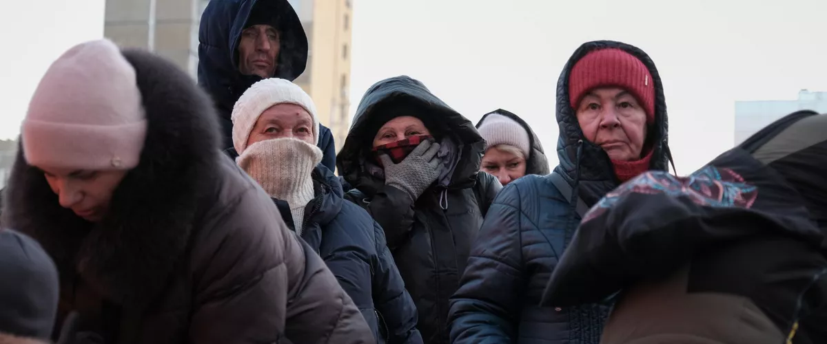 KYIV (Ukraine), 17/01/2026.- People receive hot food in a residential area of Kyiv as residents face a critical energy crisis with power and heating outages after a massive airstrike that Russia launched against Ukraine’s energy infrastructure last week, Kyiv, Ukraine, 17 January 2026. Local authorities have advised civilians to leave the city as temperatures reach minus twenty degrees and have set up points of invincibility that serve as thermal shelters, provide sockets to charge electronic devices and offer psychological support from Ukraine’s Emergency Service specialists. (Rusia, Ucrania, Kiev) EFE/EPA/MARIA SENOVILLA
