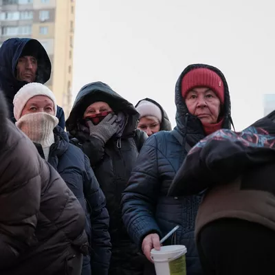 KYIV (Ukraine), 17/01/2026.- People receive hot food in a residential area of Kyiv as residents face a critical energy crisis with power and heating outages after a massive airstrike that Russia launched against Ukraine’s energy infrastructure last week, Kyiv, Ukraine, 17 January 2026. Local authorities have advised civilians to leave the city as temperatures reach minus twenty degrees and have set up points of invincibility that serve as thermal shelters, provide sockets to charge electronic devices and offer psychological support from Ukraine’s Emergency Service specialists. (Rusia, Ucrania, Kiev) EFE/EPA/MARIA SENOVILLA
