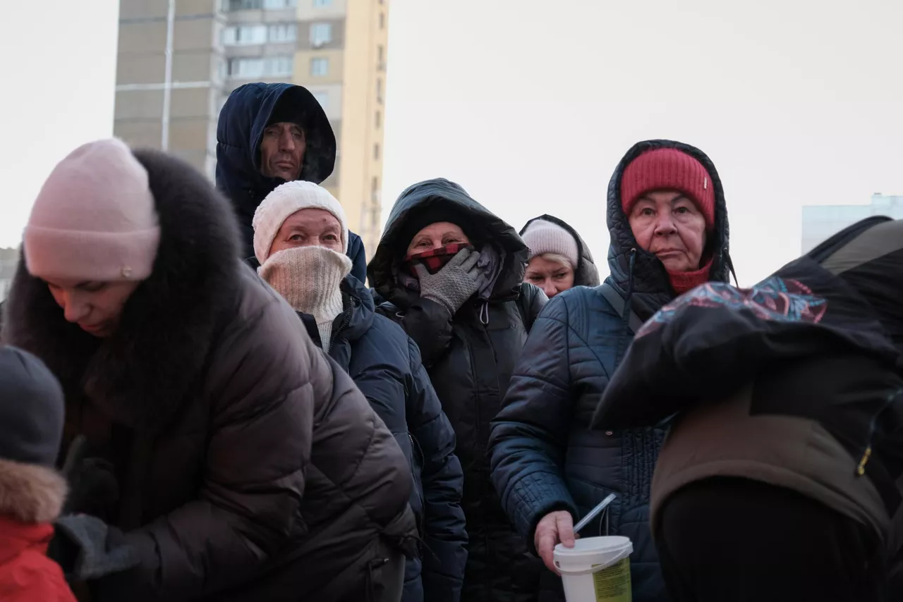 KYIV (Ukraine), 17/01/2026.- People receive hot food in a residential area of Kyiv as residents face a critical energy crisis with power and heating outages after a massive airstrike that Russia launched against Ukraine’s energy infrastructure last week, Kyiv, Ukraine, 17 January 2026. Local authorities have advised civilians to leave the city as temperatures reach minus twenty degrees and have set up points of invincibility that serve as thermal shelters, provide sockets to charge electronic devices and offer psychological support from Ukraine’s Emergency Service specialists. (Rusia, Ucrania, Kiev) EFE/EPA/MARIA SENOVILLA
