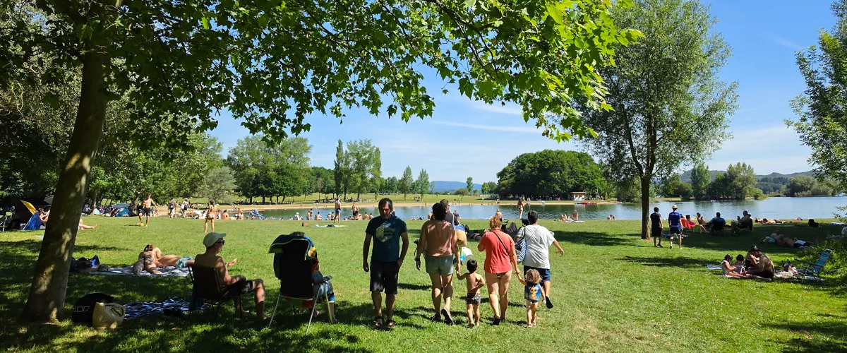 Tiempo soleado en el embalse de Ulibarri-Gamboa