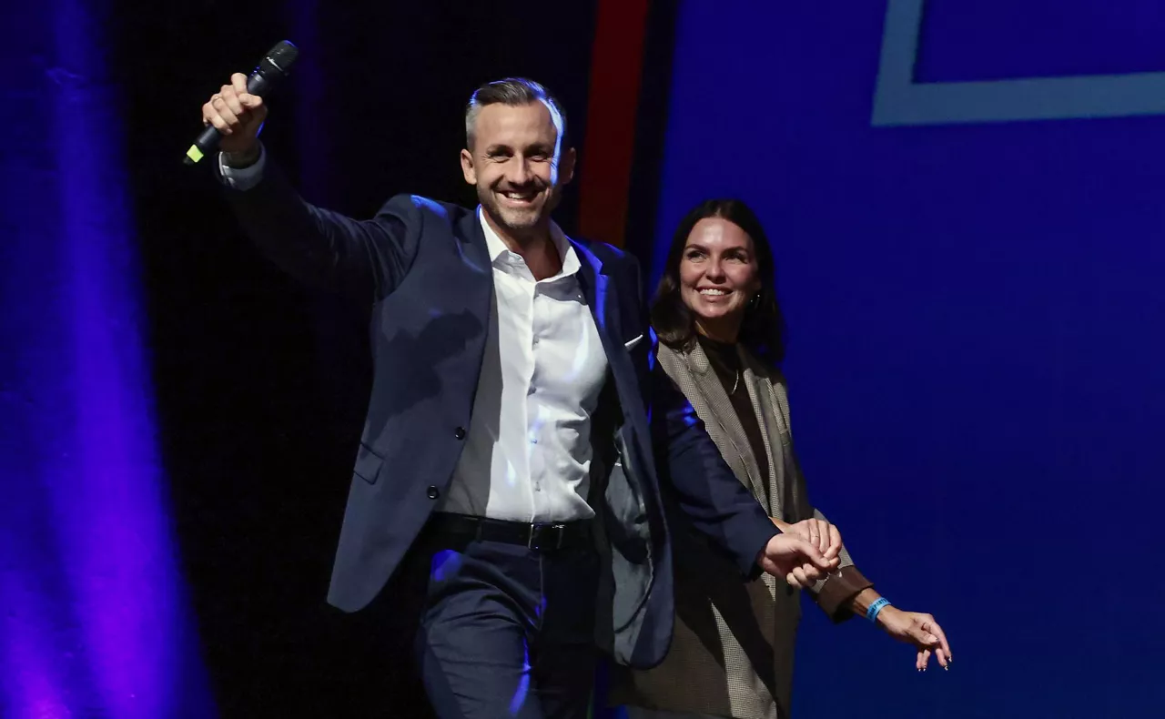 Magdeburg (Germany), 06/09/2026.- Top candidate of the far-right Alternative for Germany (AfD) party in Saxony-Anhalt Ulrich Siegmund and his wife Julia Siegmund pose on stage during a far-right Alternative for Germany (AfD) election party following Saxony-Anhalt state election, in Magdeburg, Germany, 06 September 2026. Voters in Saxony-Anhalt are casting ballots to elect a new state parliament. (Elecciones, Alemania, Magdeburgo) EFE/EPA/FILIP SINGER
