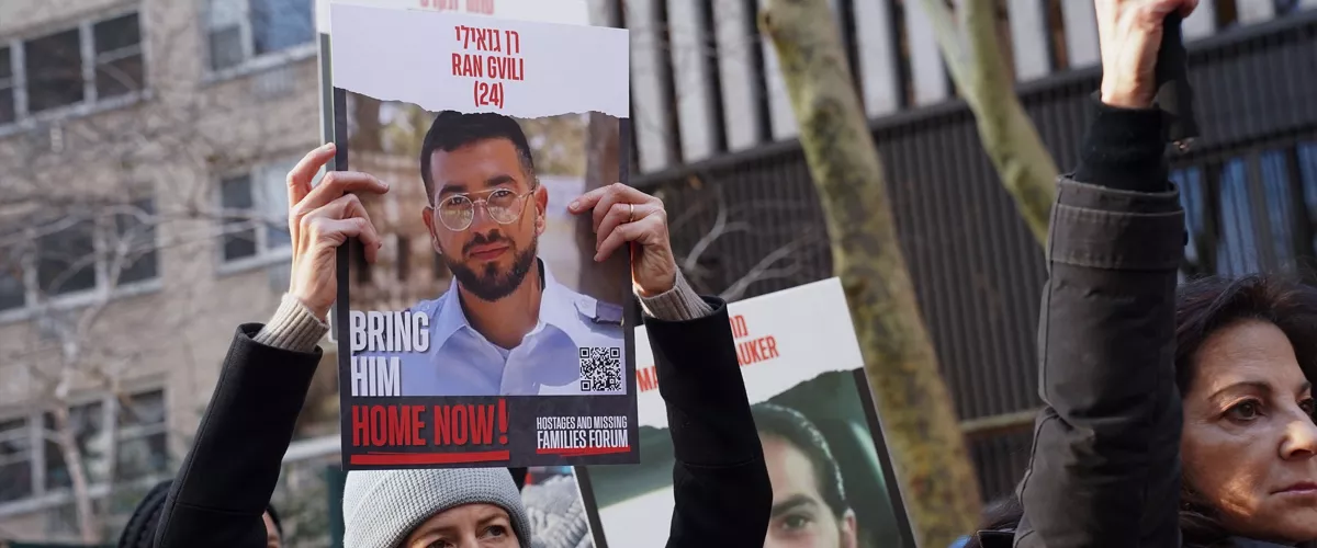 (Foto de ARCHIVO)

January 12, 2024, Manhattan, Ny, United States: A woman holds a poster with the image of Ran Gvili, an Israeli hostage, during a rally demanding for the release of Israeli hostages kidnapped by Hamas at Dag Hammarskjold Plaza outside of the UN Headquarters. January 12th marks the 100th day of said hostages being held in captivity since the attack on Israel on October 7th, 2023.



Europa Press/Contacto/Derek French

12/1/2024