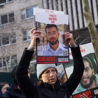(Foto de ARCHIVO)

January 12, 2024, Manhattan, Ny, United States: A woman holds a poster with the image of Ran Gvili, an Israeli hostage, during a rally demanding for the release of Israeli hostages kidnapped by Hamas at Dag Hammarskjold Plaza outside of the UN Headquarters. January 12th marks the 100th day of said hostages being held in captivity since the attack on Israel on October 7th, 2023.



Europa Press/Contacto/Derek French

12/1/2024